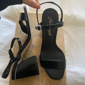 Free people heels in good used condition, comfortable and ready for a new home!
